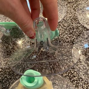 Elvie comes with 21mm and 28mm flange